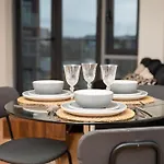 Cozy Centre - Ideal For Long & Contractors - Balcony - Sleeps 4 - Free Wifi *