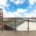 Appartement Cozy Centre - Ideal For Long & Contractors - Balcony - Sleeps 4 - Free Wifi *