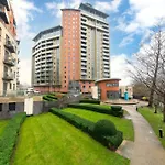 Cozy Centre - Ideal For Long & Contractors - Balcony - Sleeps 4 - Free Wifi *