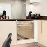 Cozy Centre - Ideal For Long & Contractors - Balcony - Sleeps 4 - Free Wifi