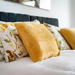 Cozy Centre - Ideal For Long & Contractors - Balcony - Sleeps 4 - Free Wifi Appartement *