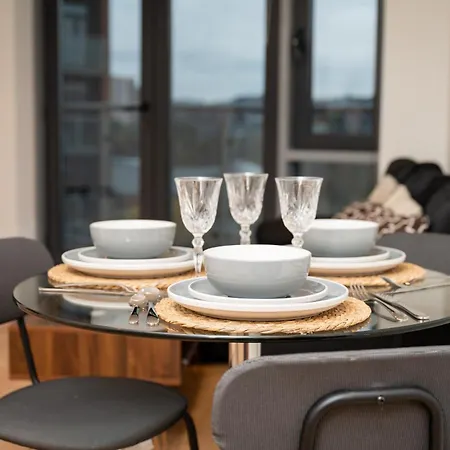 Cozy Centre - Ideal For Long & Contractors - Balcony - Sleeps 4 - Free Wifi *