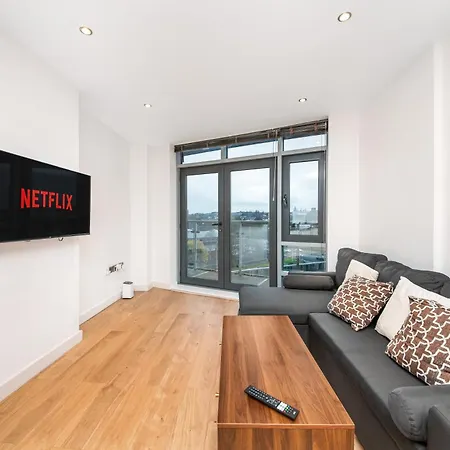 Cozy Centre - Ideal For Long & Contractors - Balcony - Sleeps 4 - Free Wifi Apartment *