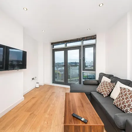 Cozy Centre - Ideal For Long & Contractors - Balcony - Sleeps 4 - Free Wifi *