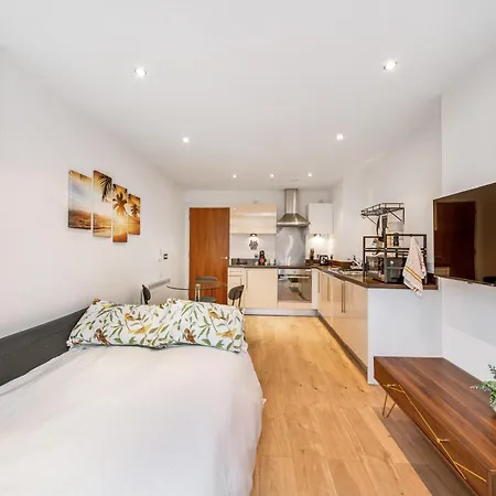 Cozy Centre - Ideal For Long & Contractors - Balcony - Sleeps 4 - Free Wifi