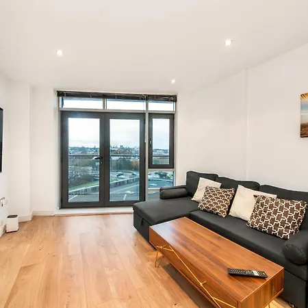 Cozy Centre - Ideal For Long & Contractors - Balcony - Sleeps 4 - Free Wifi *