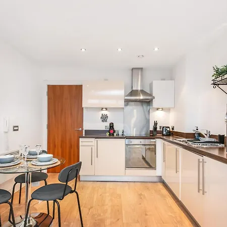 Cozy Centre - Ideal For Long Stays&contractors - Balcony - Sleeps 3 - Free Wifi Apartament *