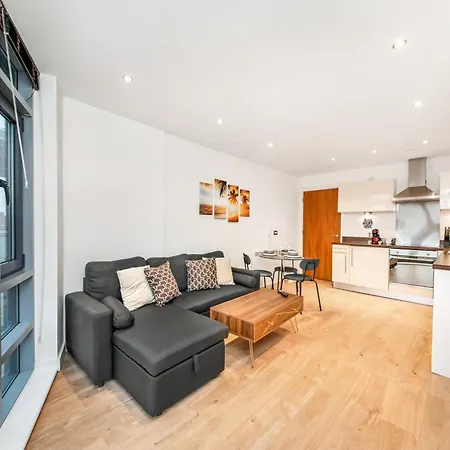 Cozy Centre - Ideal For Long & Contractors - Balcony - Sleeps 4 - Free Wifi