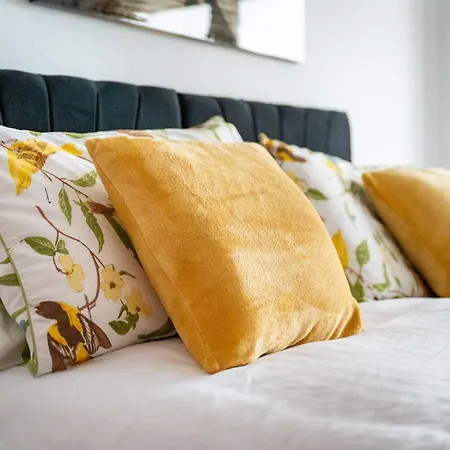 Cozy Centre - Ideal For Long & Contractors - Balcony - Sleeps 4 - Free Wifi Apartment *