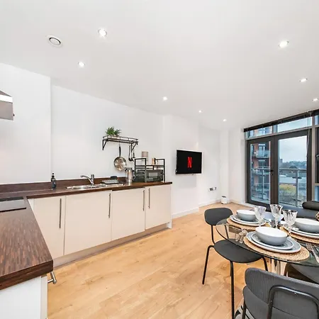 Cozy Centre - Ideal For Long & Contractors - Balcony - Sleeps 4 - Free Wifi