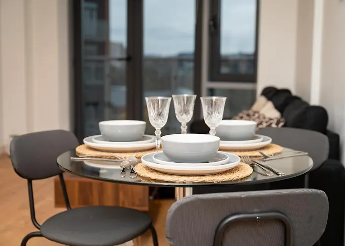 Cozy Centre - Ideal For Long & Contractors - Balcony - Sleeps 3 - Free Wifi *