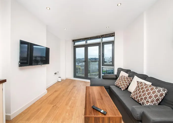 Cozy Centre - Ideal For Long & Contractors - Balcony - Sleeps 3 - Free Wifi *