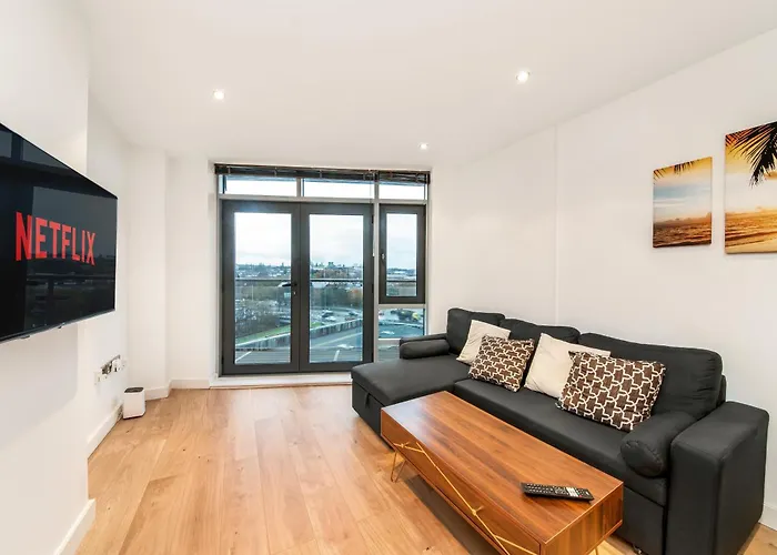 Cozy Centre - Ideal For Long & Contractors - Balcony - Sleeps 3 - Free Wifi *