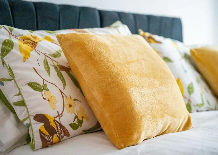 Cozy Centre - Ideal For Long & Contractors - Balcony - Sleeps 3 - Free Wifi *