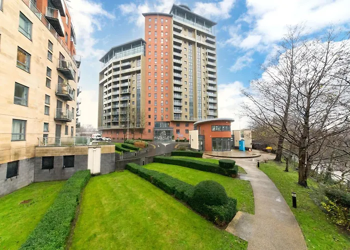 Cozy Centre - Ideal For Long & Contractors - Balcony - Sleeps 3 - Free Wifi *